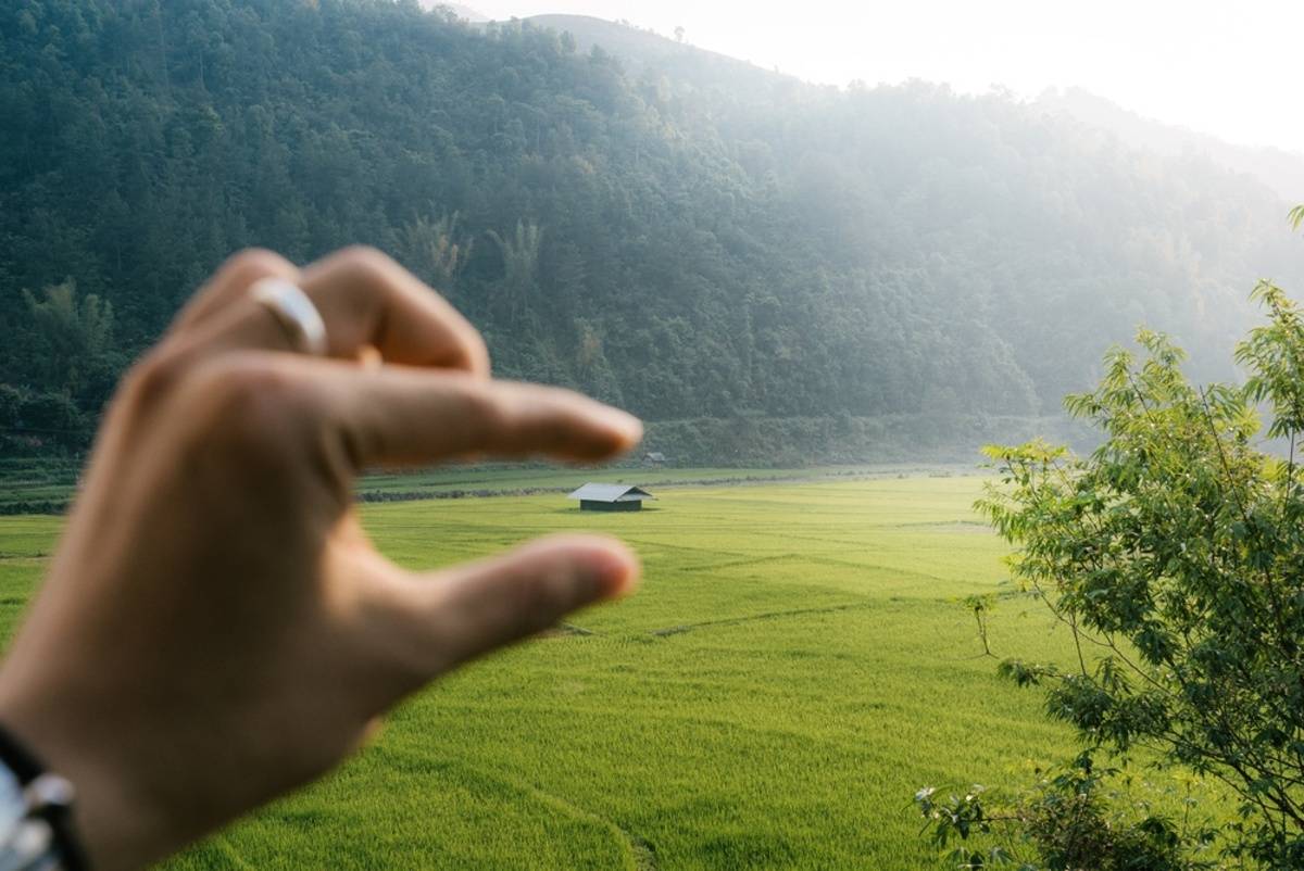 A man points to a house with his fingers | Skylum Blog


