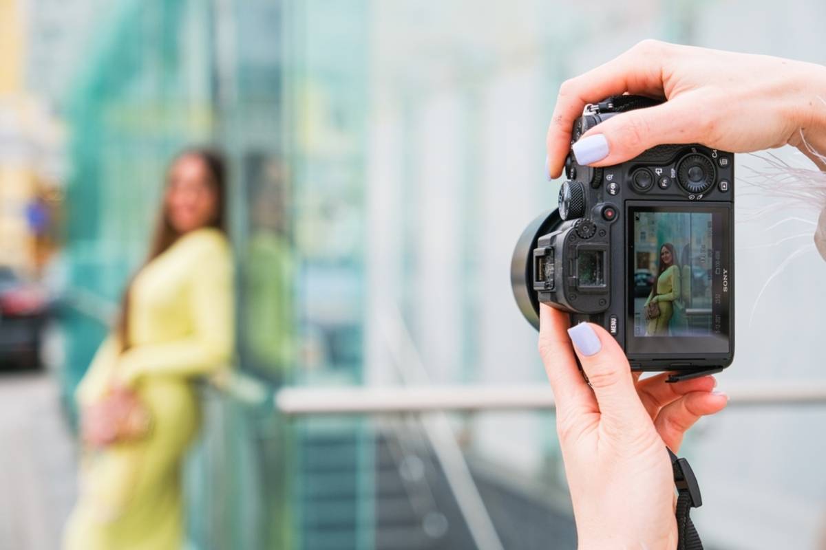 A photographer takes a picture of a girl | Skylum Blog


