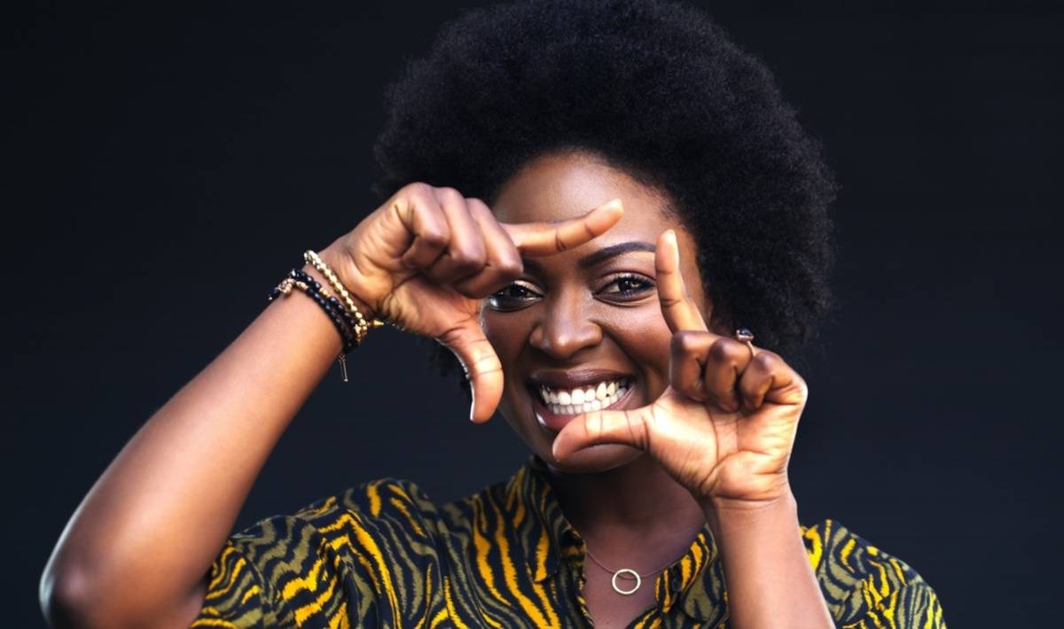 A girl makes a frame with her fingers | Skylum Blog


