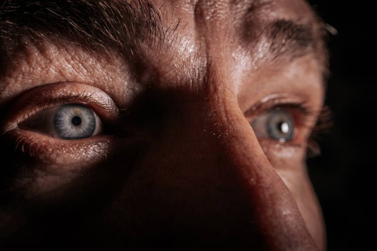 Dramatic close-up of a blue eye with high contrast | Skylum Blog

