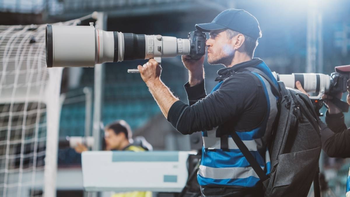 A photographer takes football photos | Skylum Blog