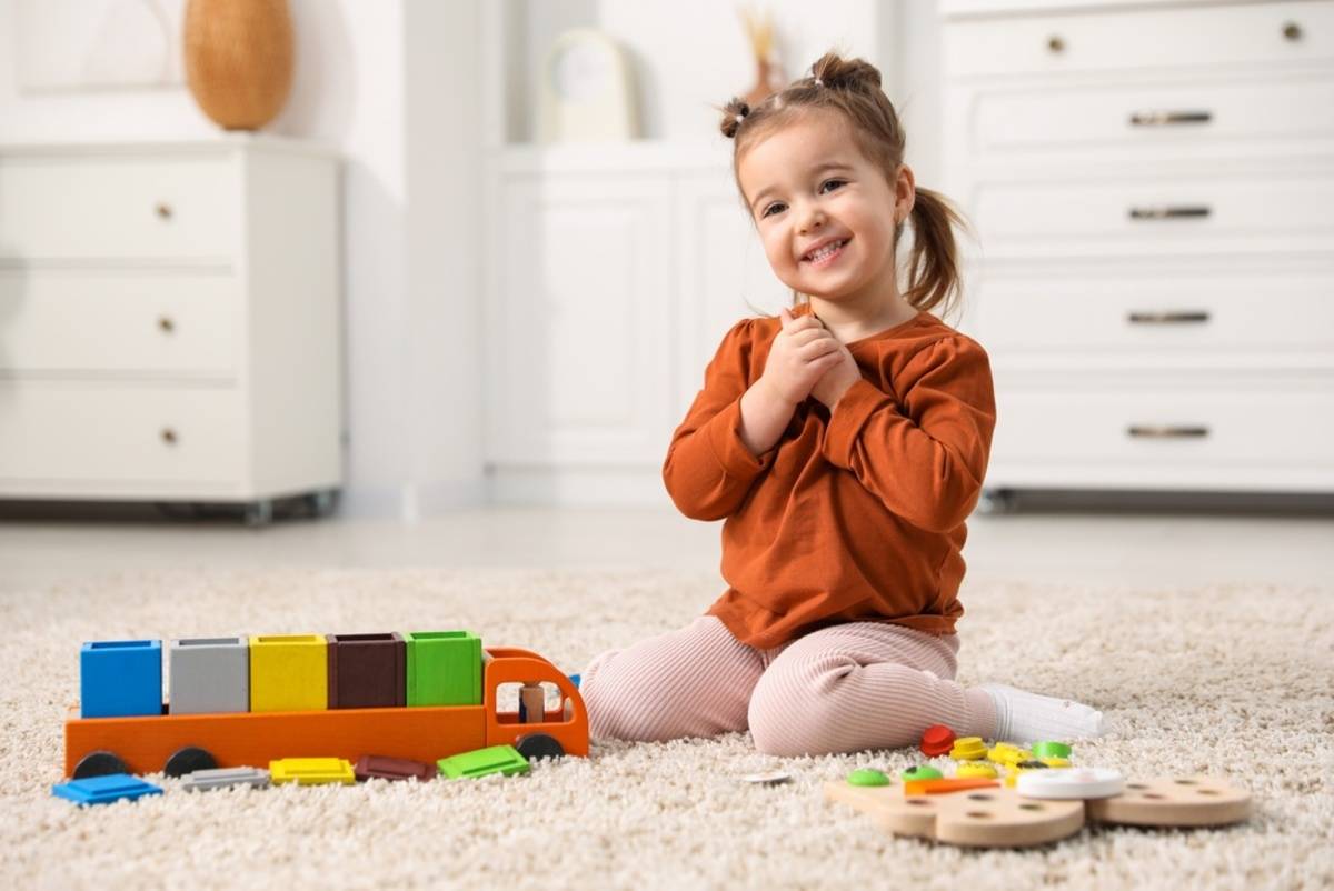 A girl plays with a wooden train | Skylum How-to

