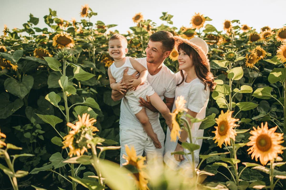 Family summer photo in sunflowers | Skylum Blog

