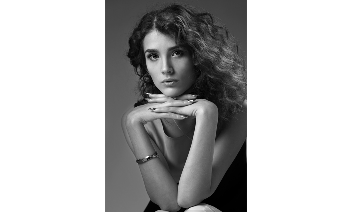Black and white portrait of a girl with flash | Skylum Blog