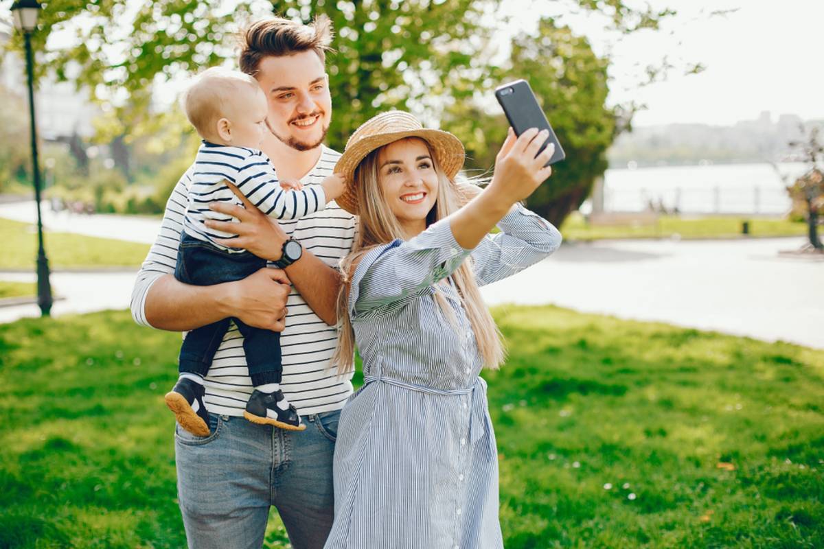 A family takes a selfie in the summer | Skylum Blog


