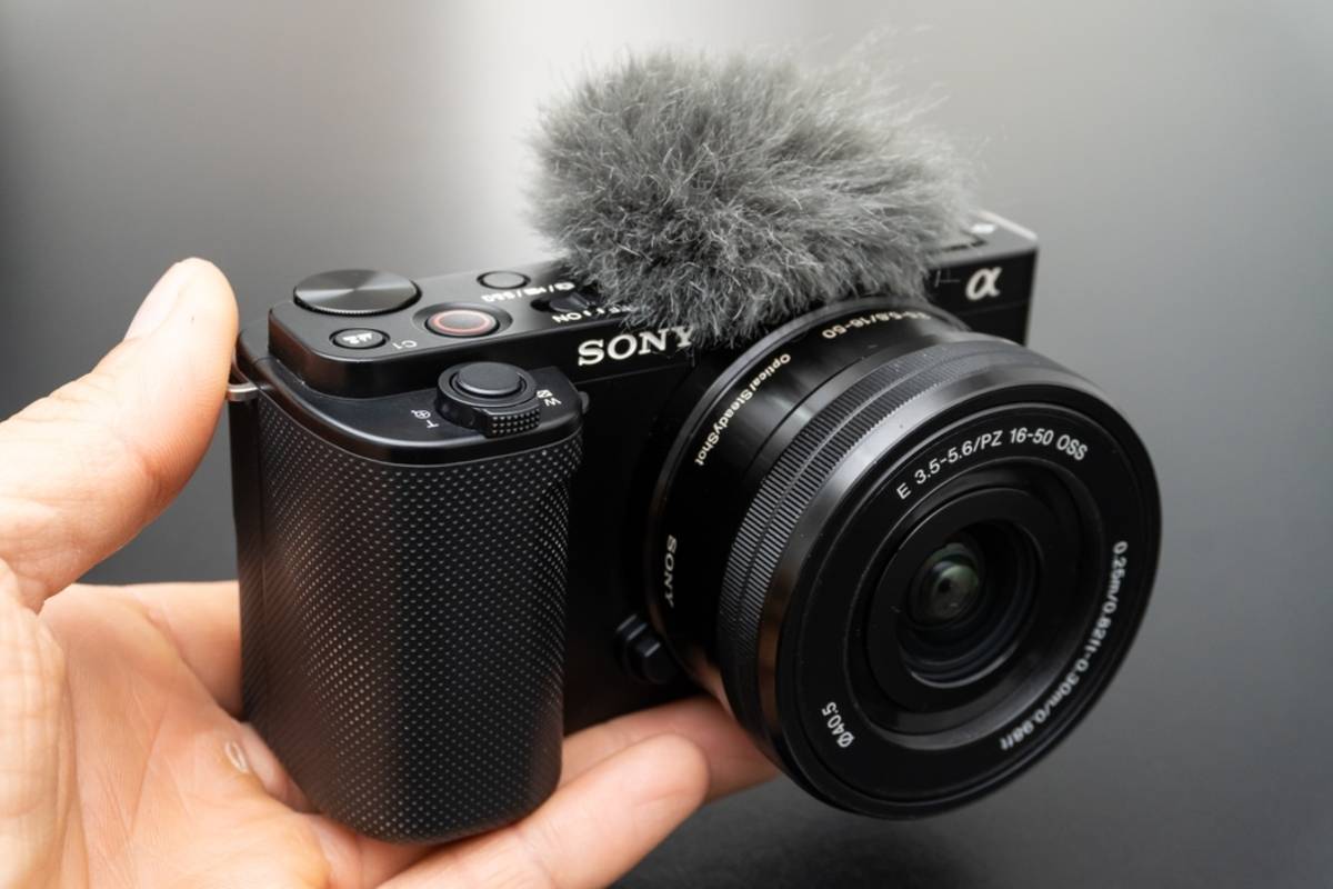 Sony ZV-E10 avec un micro à la main | Blog Skylum

