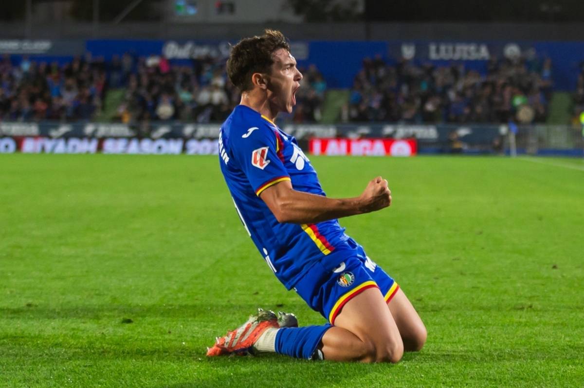 An emotional photo of a football player on the grass | Skylum Blog