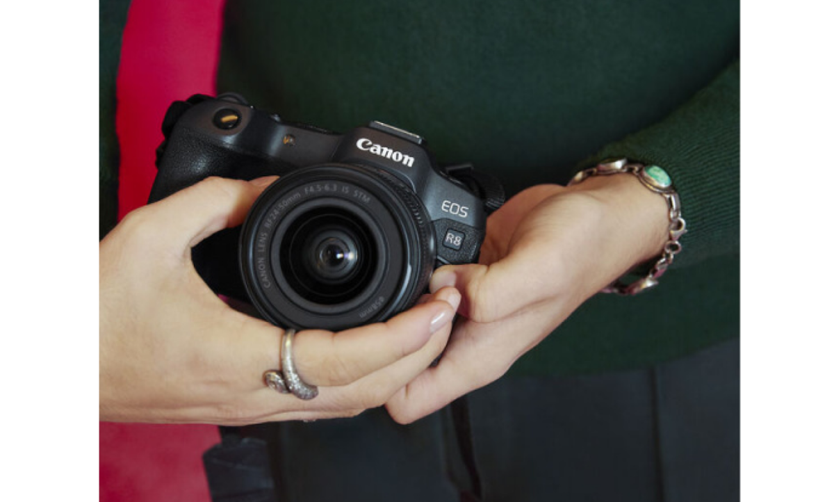 ある男性の手に握られたキヤノン EOS R8 | Skylum ブログ

