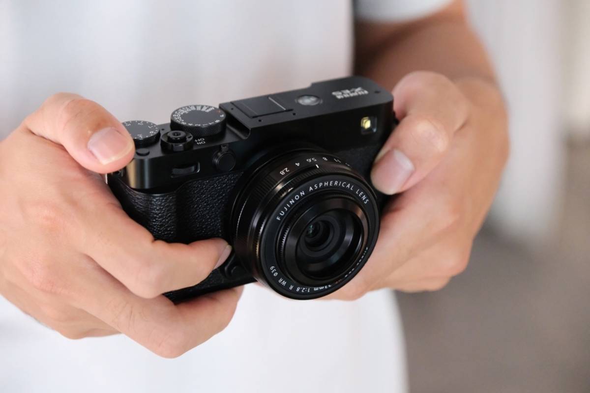 Fujifilm X-E5 in the hands of a photographer | Skylum Blog

