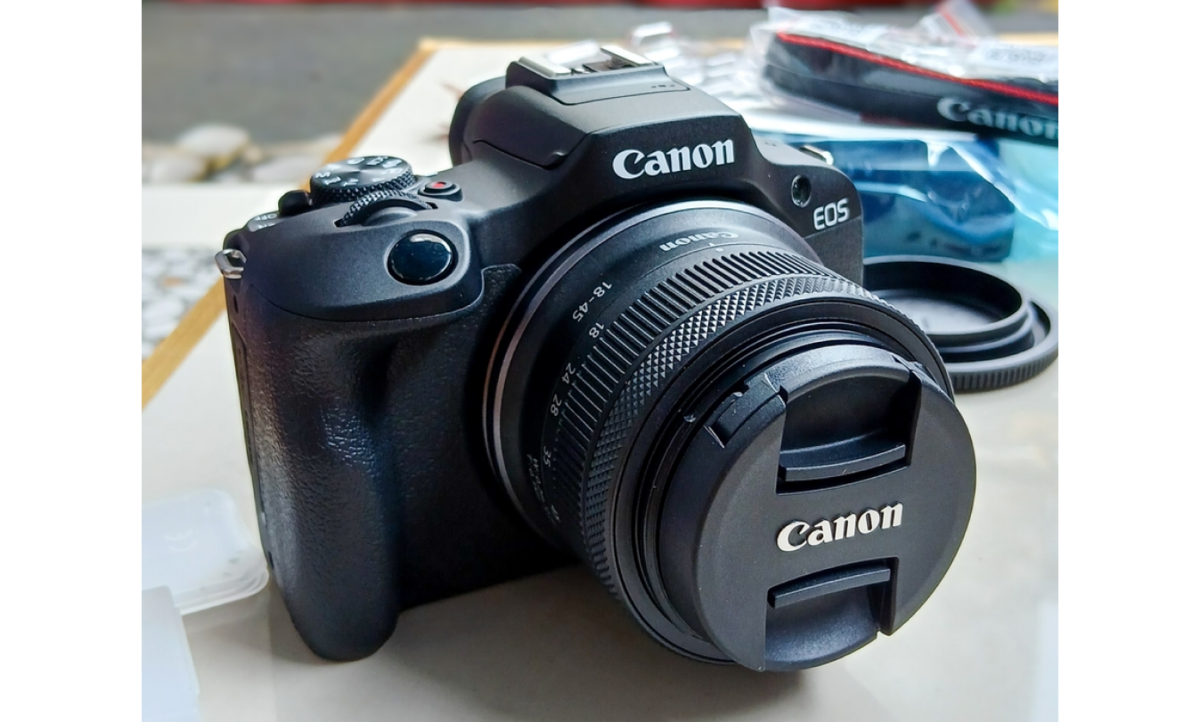 Canon EOS R100 posé sur une table | Blog Skylum