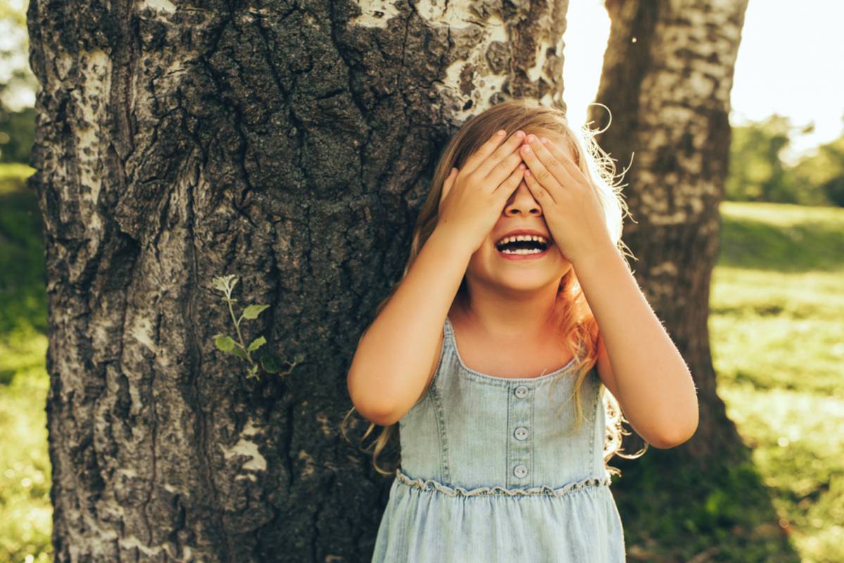 A girl plays hide and seek | Skylum How-to


