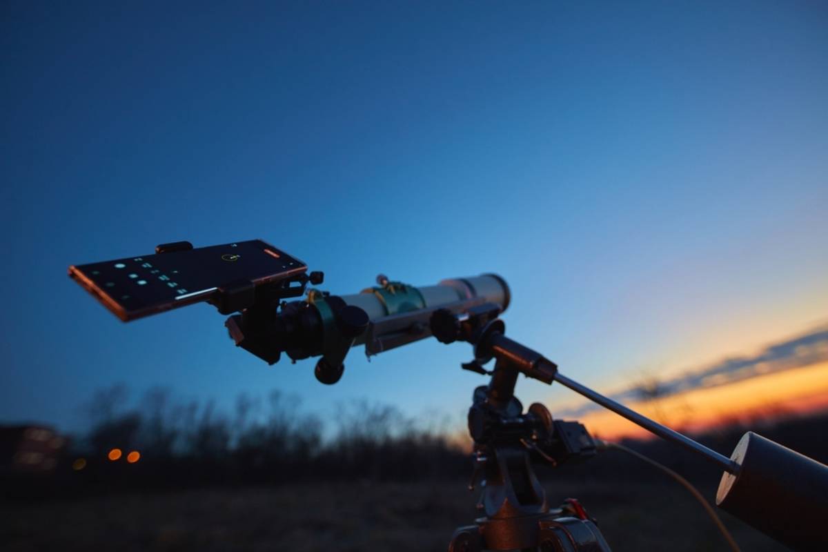 Smartphone on a tripod on a telescope | Skylum How-to