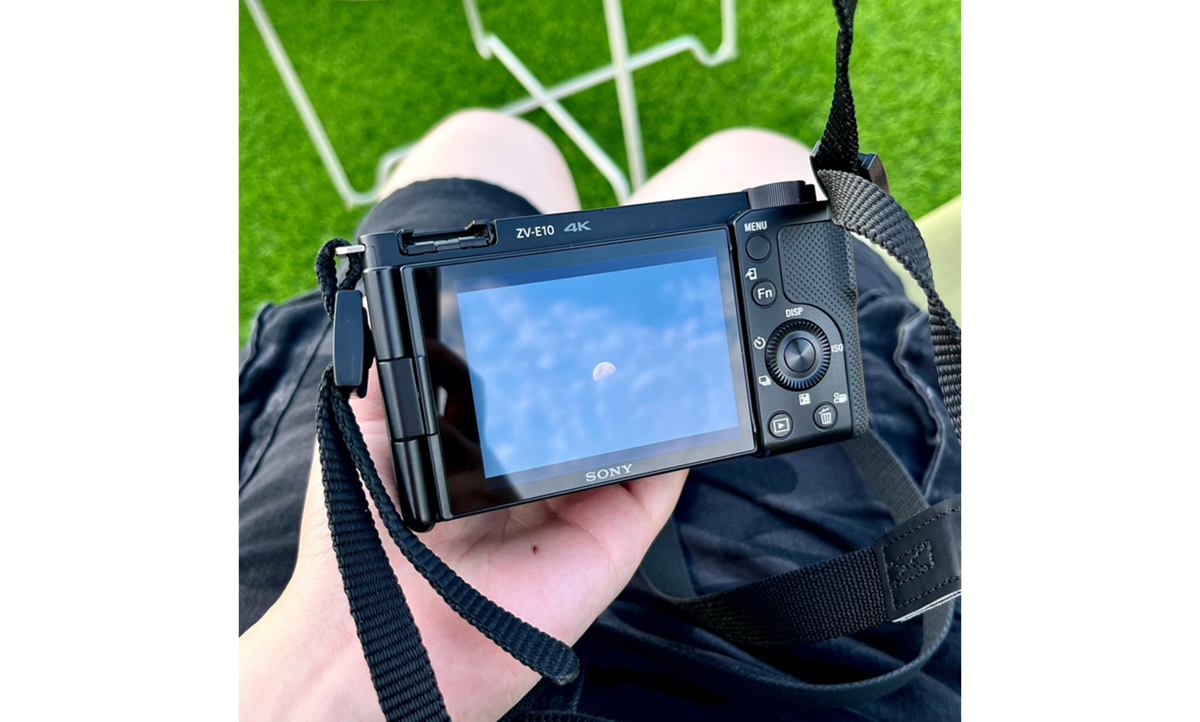 Une jeune fille tient un Sony ZV-E10 | Blog Skylum

