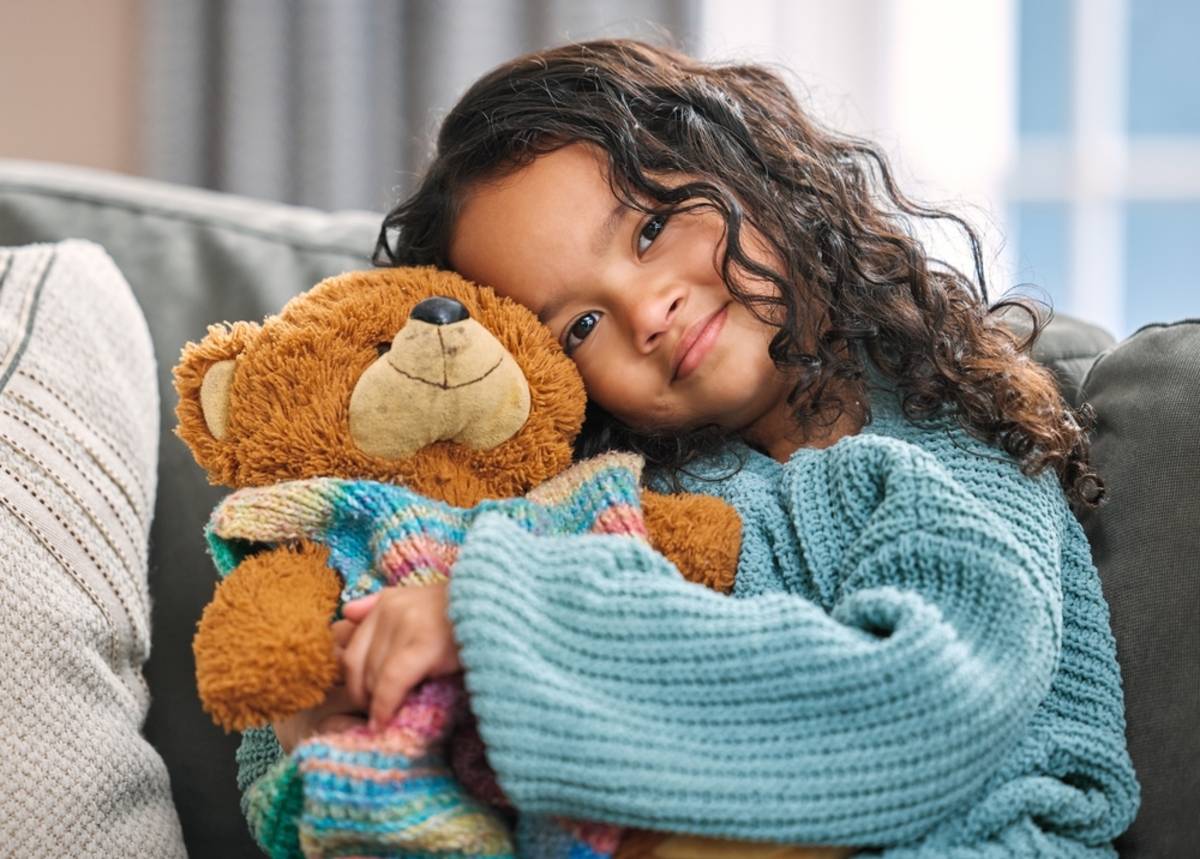 A girl hugs a soft toy | Skylum How-to

