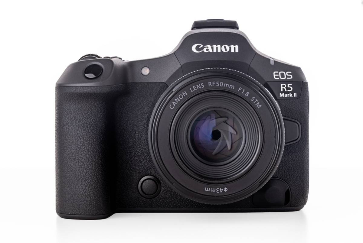 Canon EOS R5 Mark II semi-open lens | Skylum Blog

