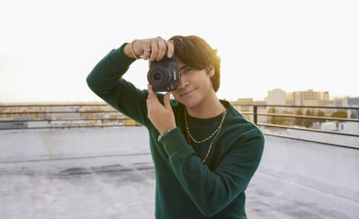 ある男性がCanon EOS R8で写真を撮る | Skylumブログ

