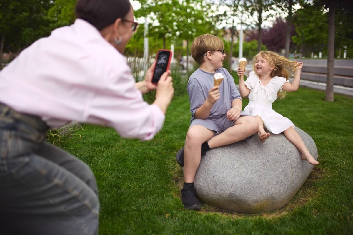Mom takes photos of her kids with ice cream in the summer | Skylum Blog

