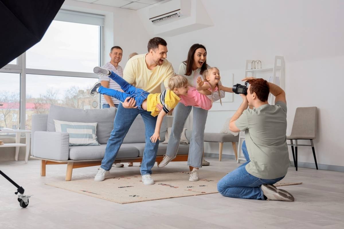 A photographer takes a picture of a family with children | Skylum How-to

