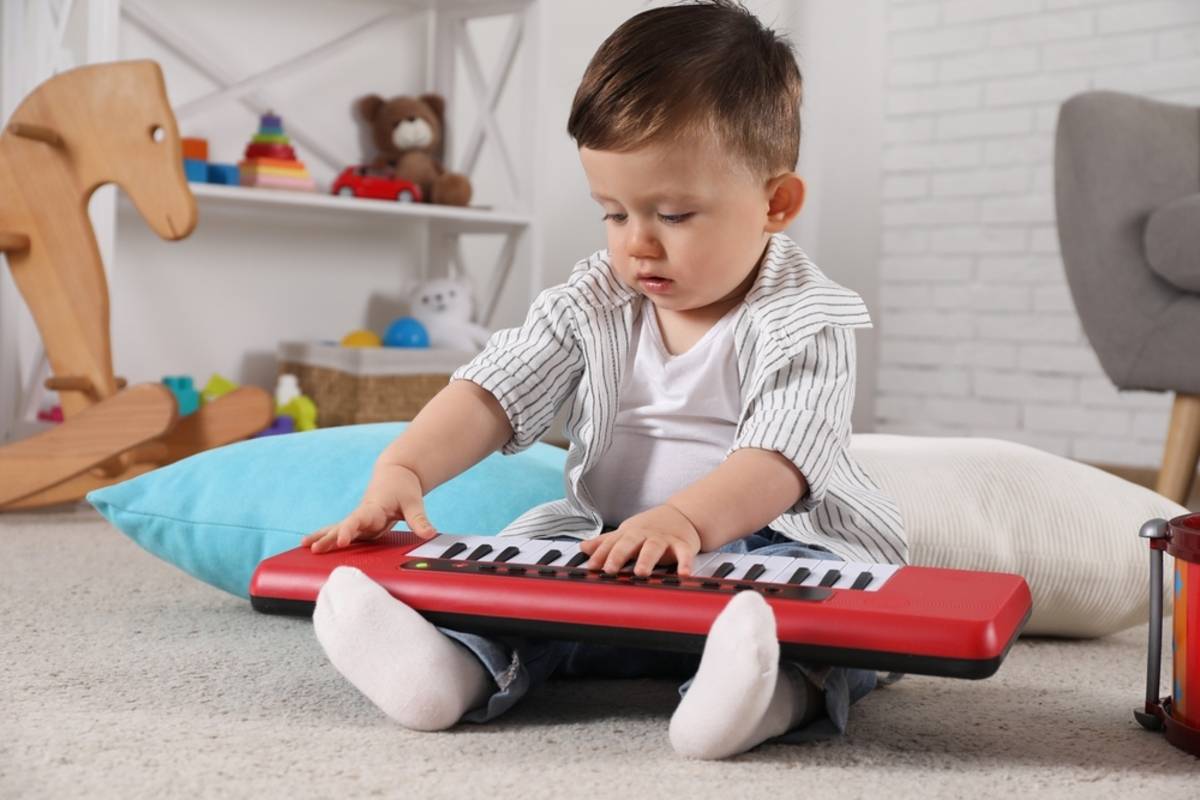 A toddler boy plays with a piano | Skylum How-to


