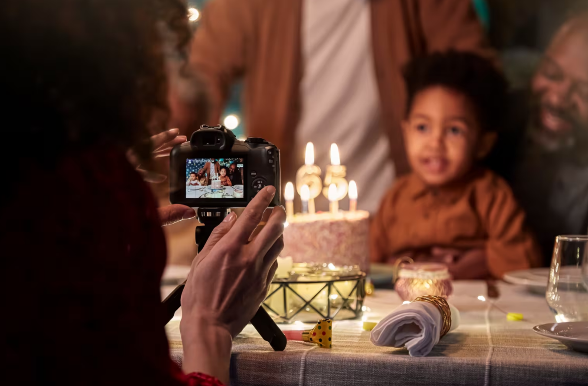 Une jeune fille prend une photo avec un Canon EOS R100 | Blog Skylum