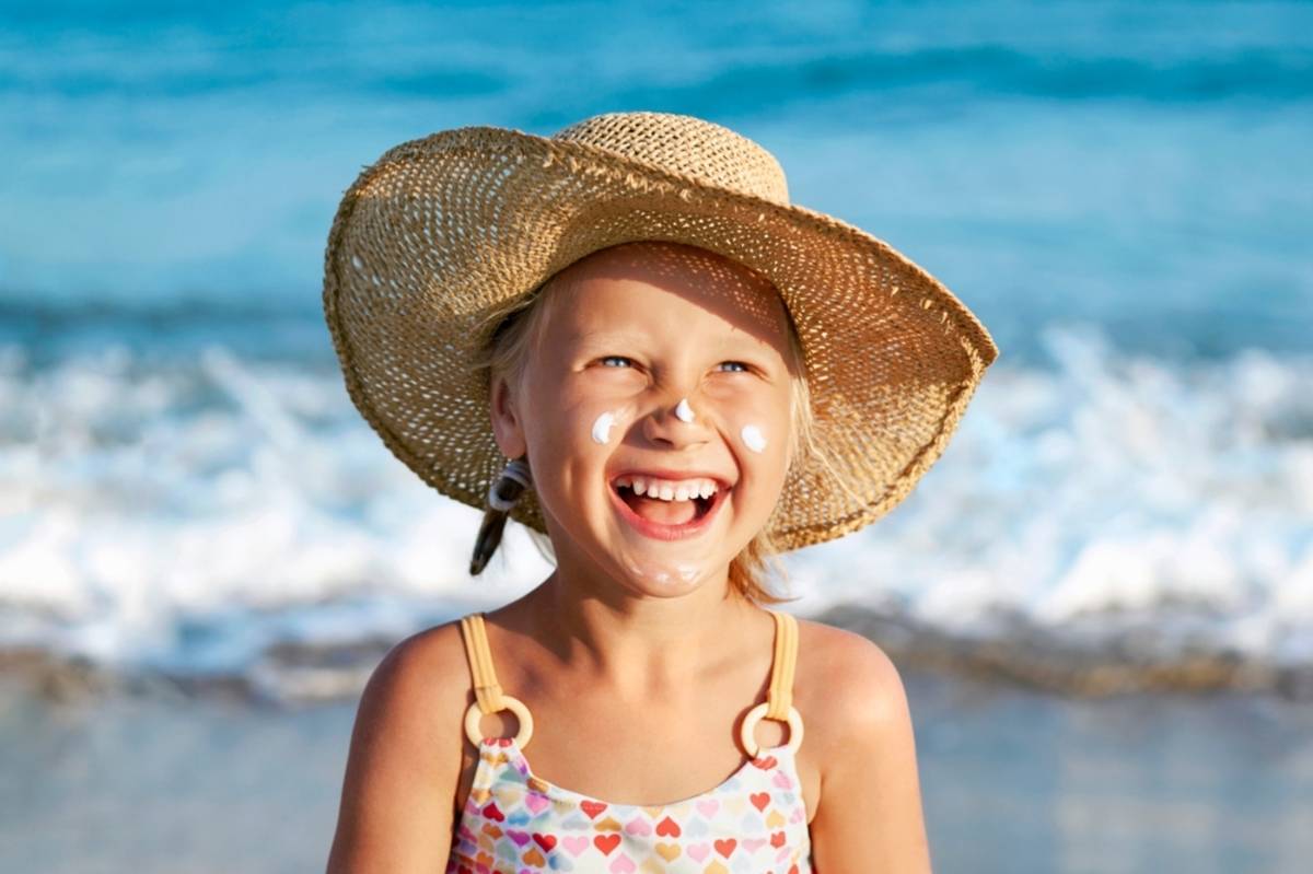 A girl on the beach laughs | Skylum How-to


