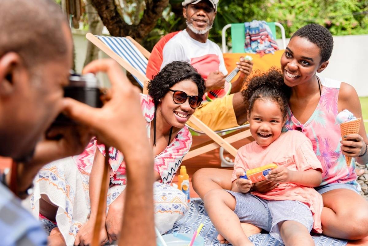 A father takes a photo of his family in the summer | Skylum Blog

