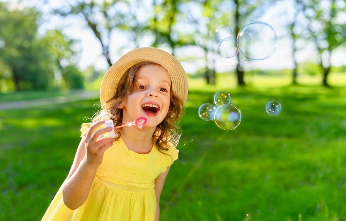 A girl blowing soap bubbles | Skylum How-to

