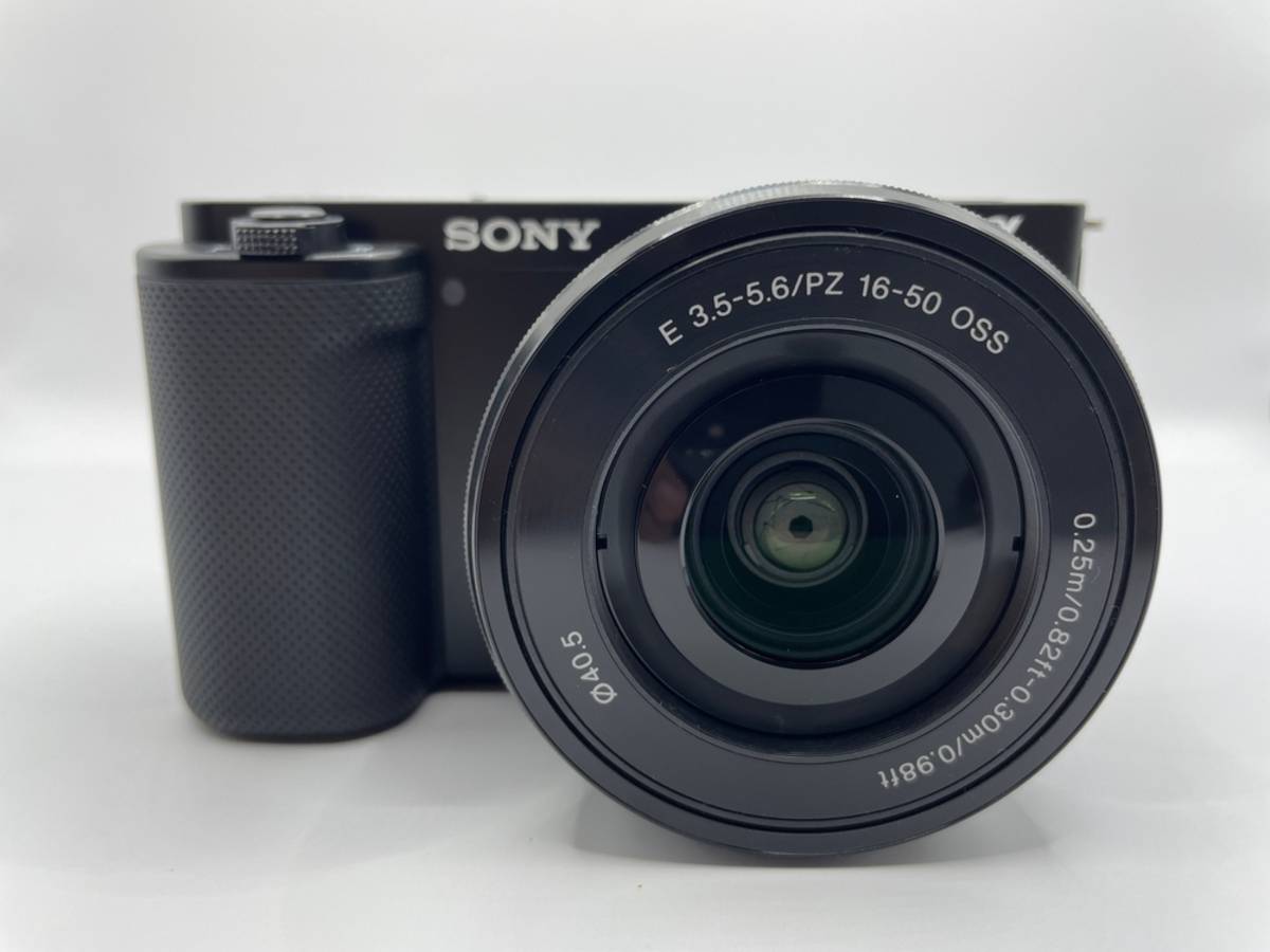 Une photo en gros plan de l'objectif du Sony ZV-E10 | Blog Skylum

