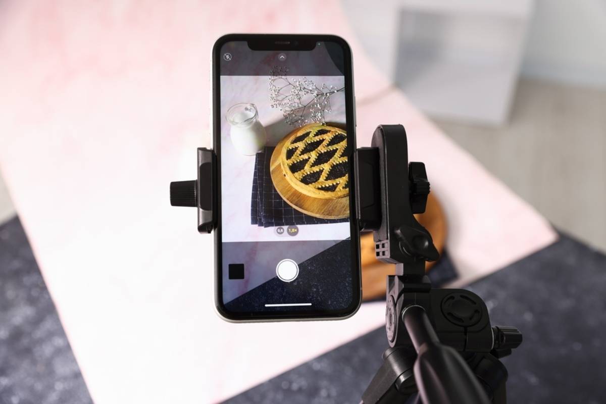 An iPhone on a tripod takes a photo of a pie | Skylum Blog