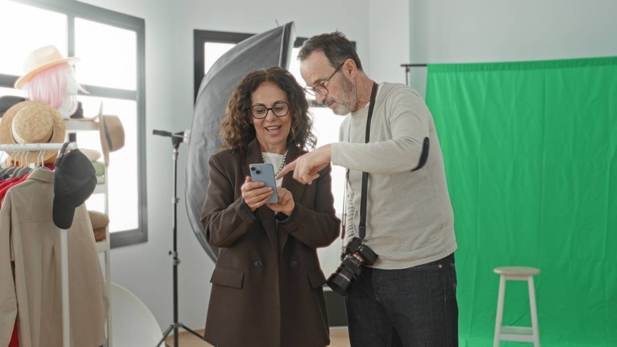 Fotograf upravuje portrét ve studiu | Blog Skylum

