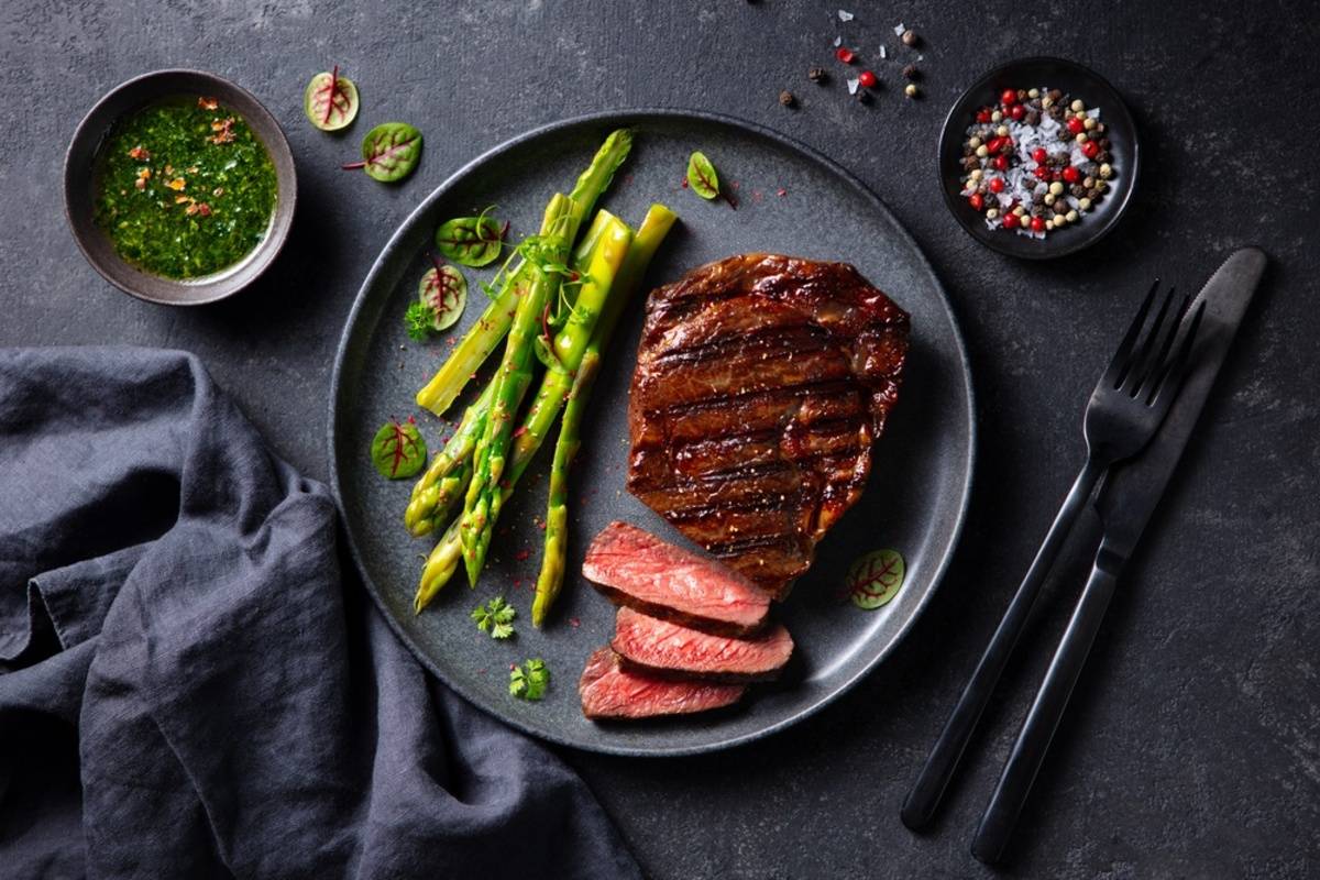 Grilled steak with vegetables in dynamic composition | Skylum How-to

