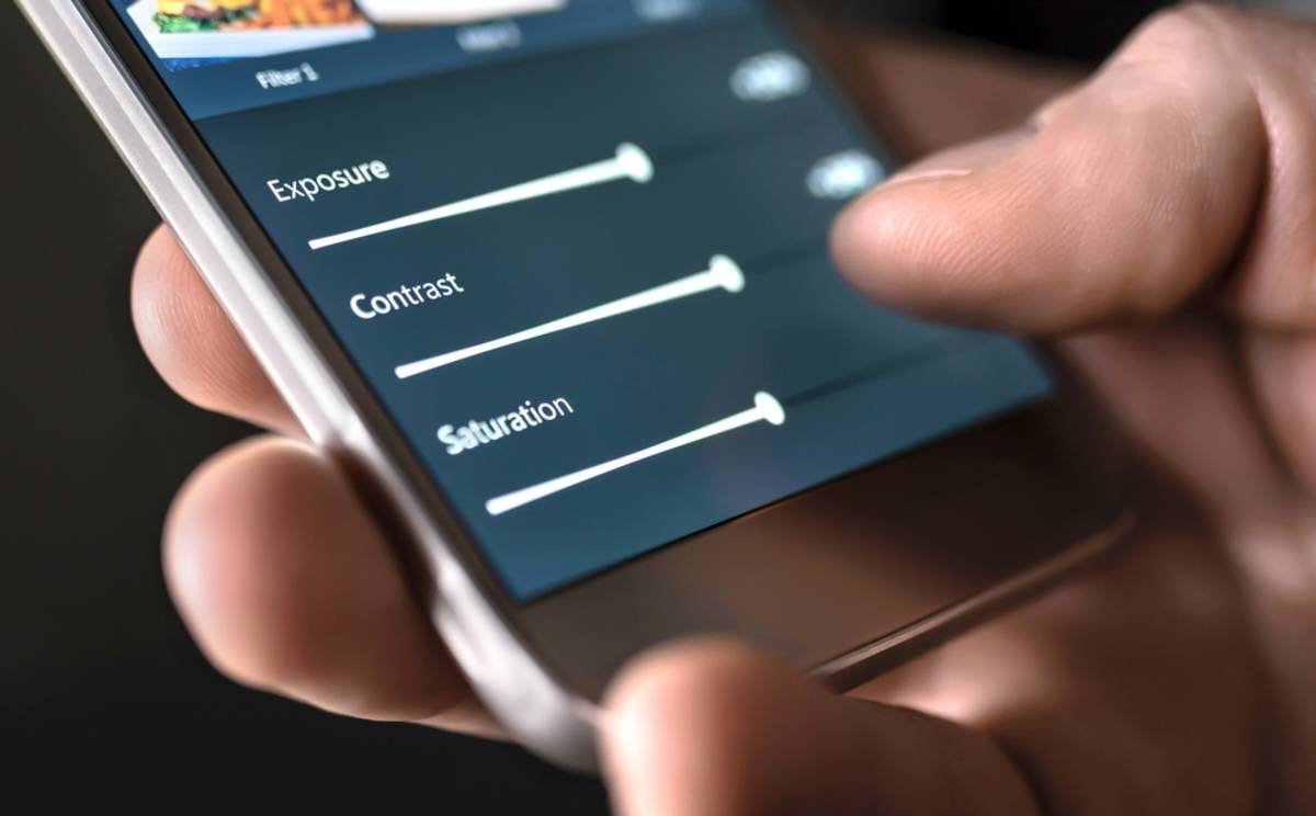 Adjusting contrast and exposure in photos on a smartphone | Skylum Blog

