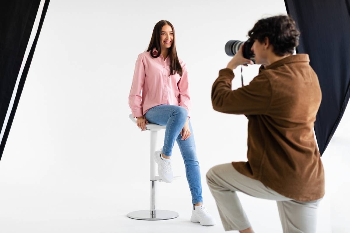 Un photographe réalisant un portrait en studio | Blog Skylum

