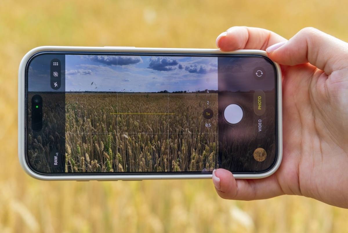 Záběr z fotoaparátu smartphonu zachycující travnaté pole | Blog Skylum

