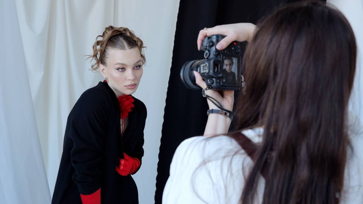 A photographer takes a portrait of a girl | Skylum Blog

