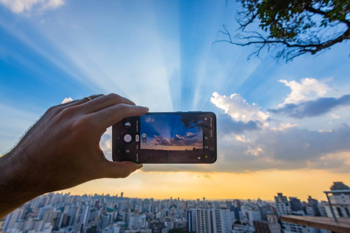 Photo of the sky on a smartphone | Skylum Blog

