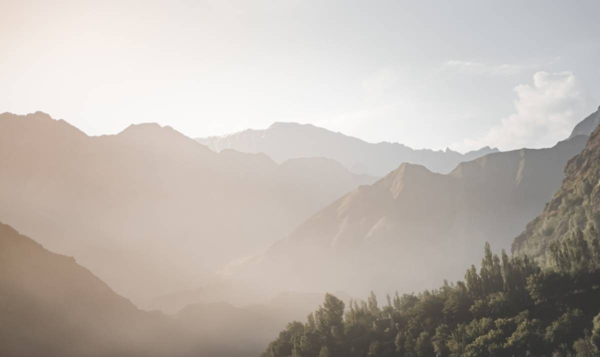 Photo of mountains in foggy weather | Skylum How-to