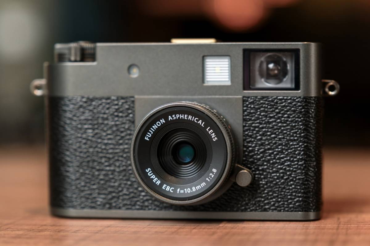 Vue de face du Fujifilm X Half avec objectif monté | Blog Skylum

