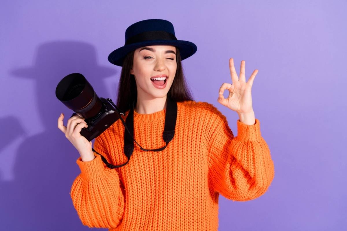 A girl in a hat with a camera | Skylum How-to


