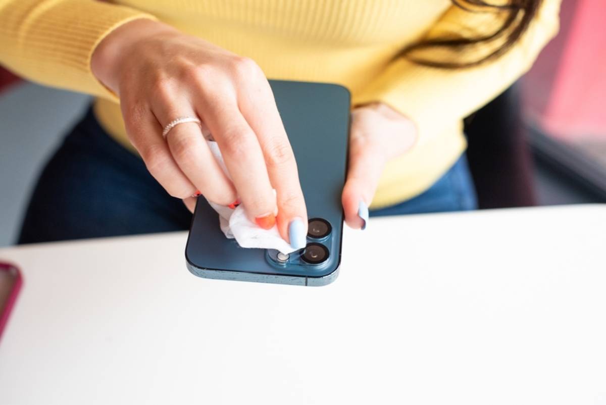 A girl wipes the iPhone camera | Skylum How-to

