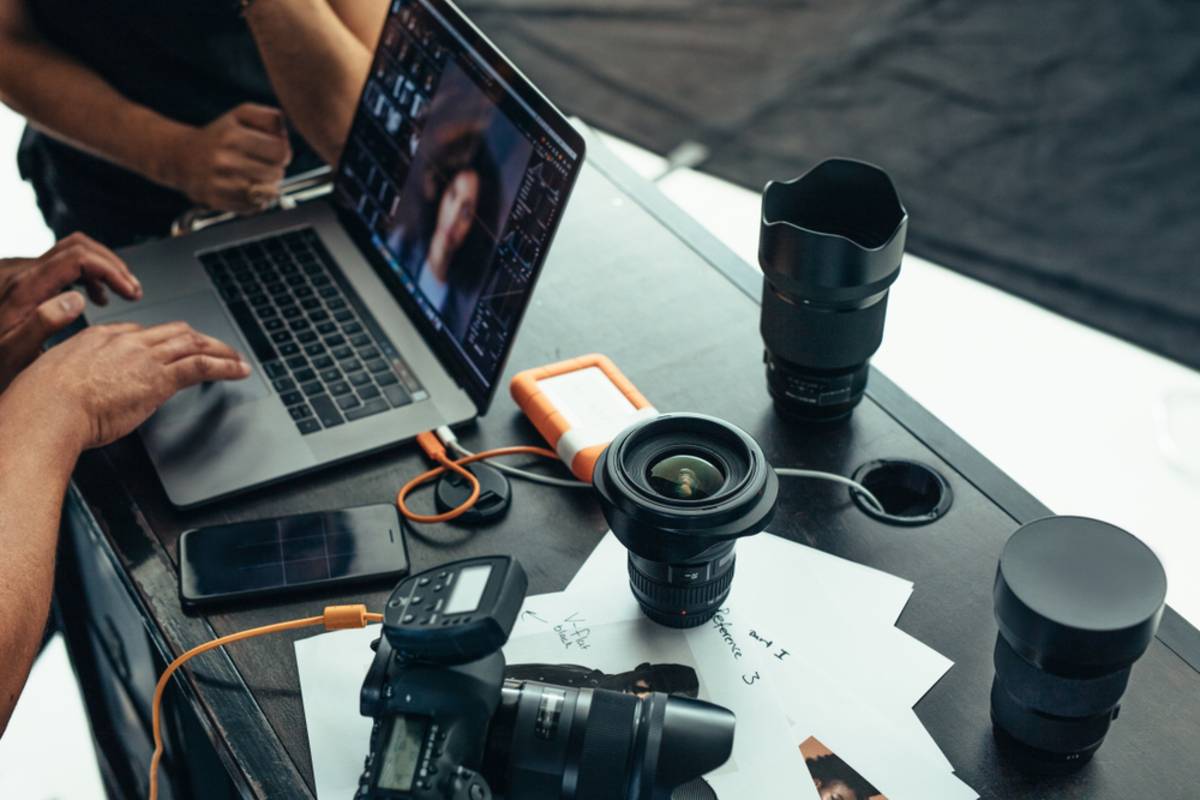 The photographer edits photographs | Skylum Blog

