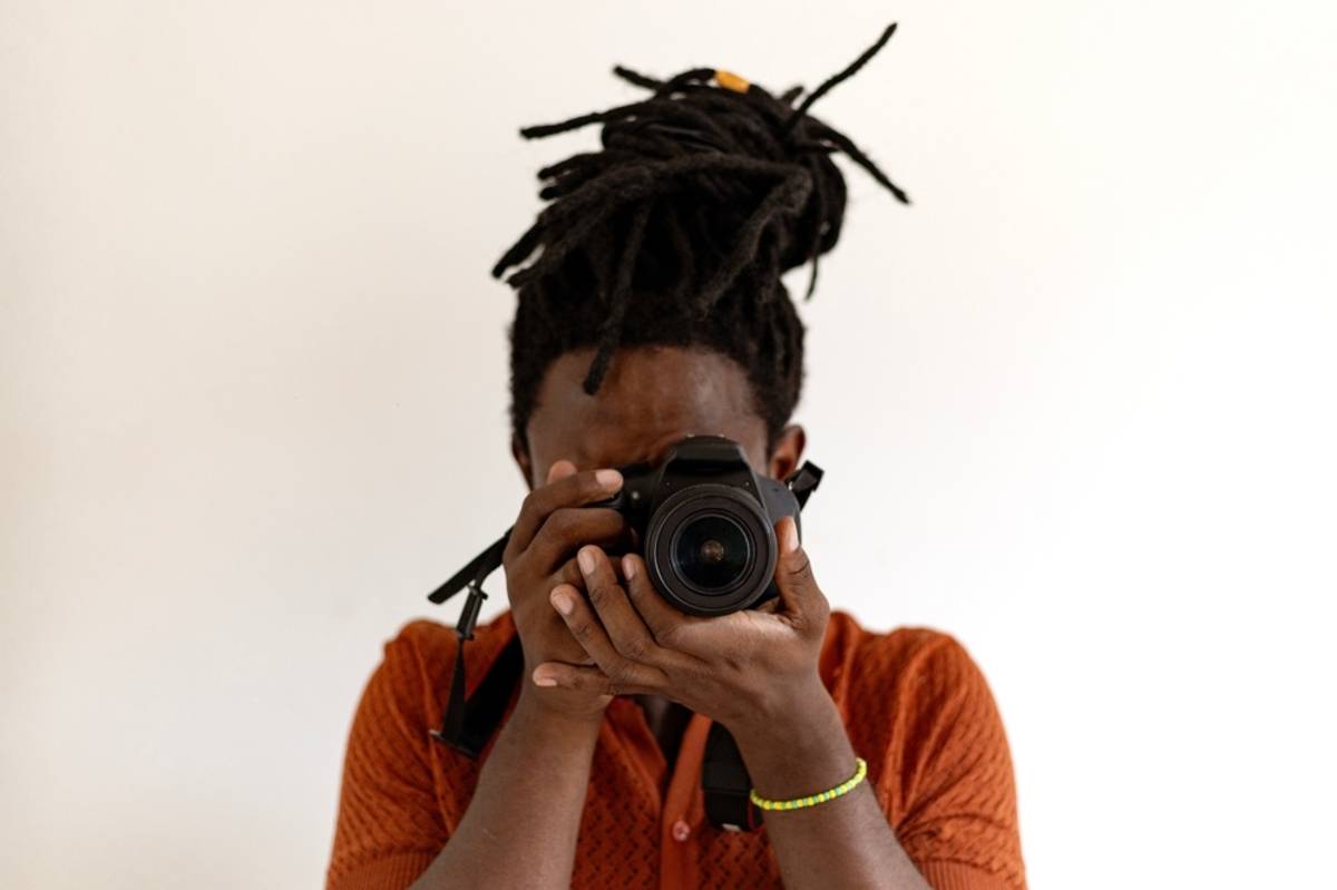 A girl with a camera in her hands | Skylum How-to

