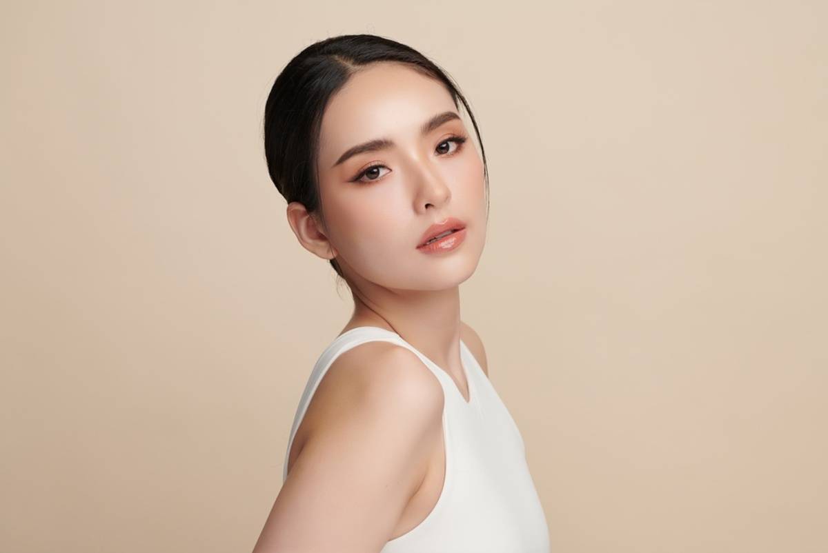 Portrait of a girl on a light background | Skylum Blog

