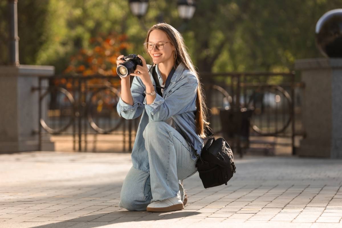 A female photographer takes a photo | Skylum Blog

