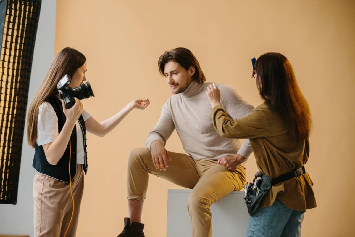 Un photographe prépare un mannequin pour une séance photo | Blog Skylum

