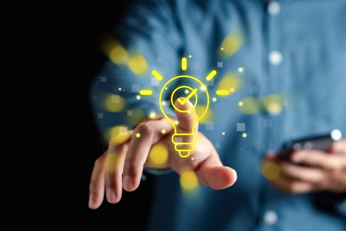 A man clicks on a light bulb with an idea | Skylum Blog

