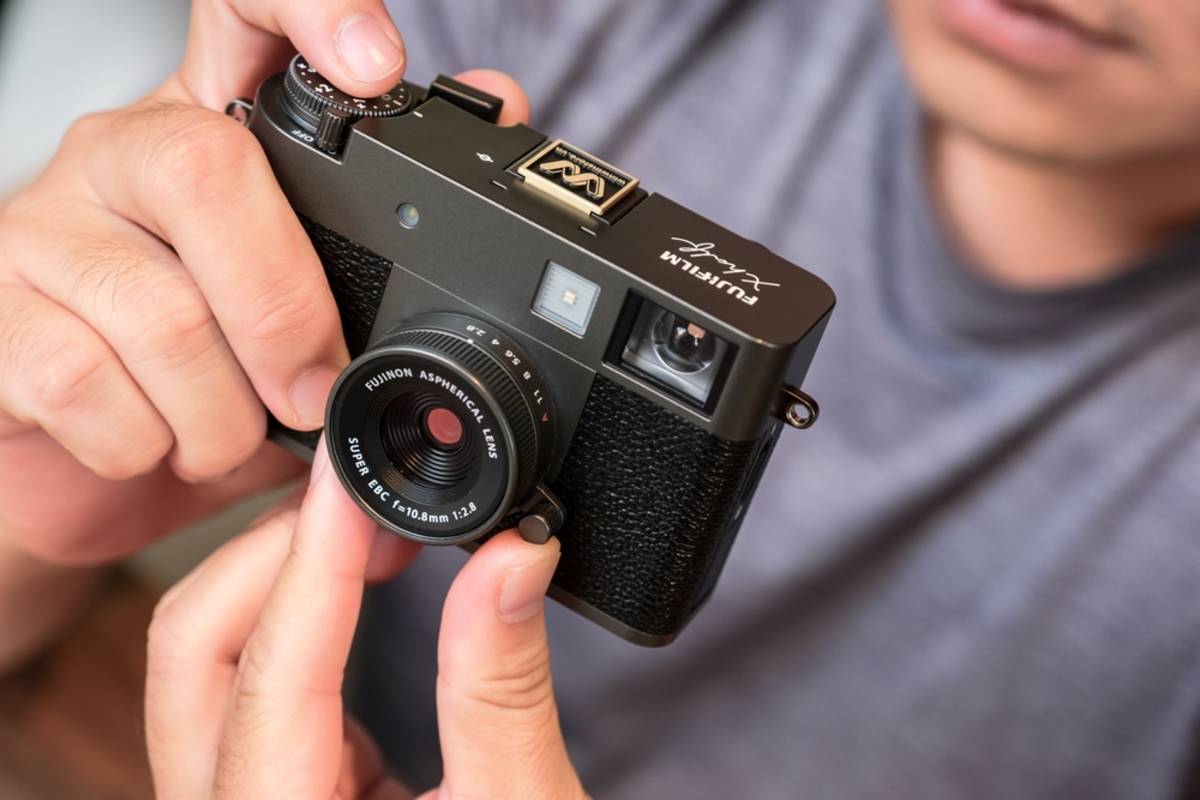 Des mains réglant les commandes du Fujifilm X Half | Blog Skylum

