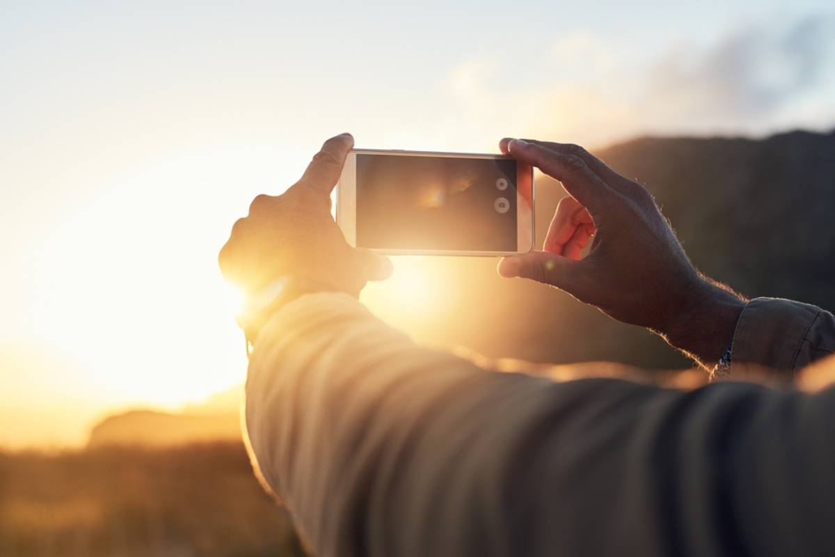 Jak pomocí slunečního světla vytvořit siluetu při fotografování mobilem | Blog Skylum

