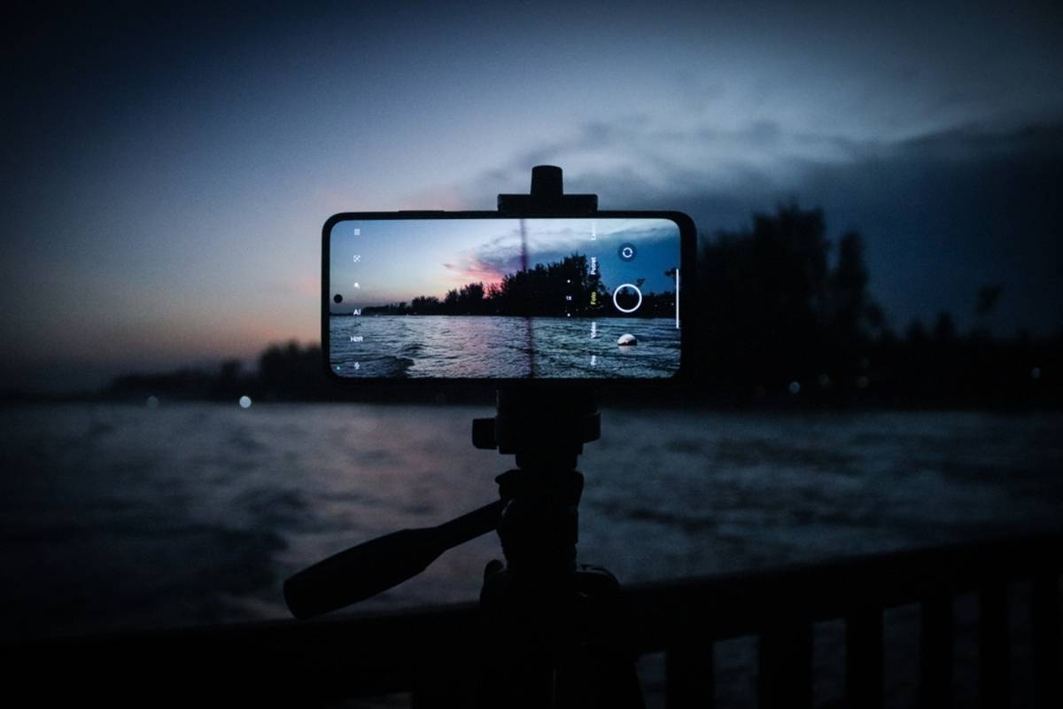 Smartphone on a tripod at night | Skylum Blog

