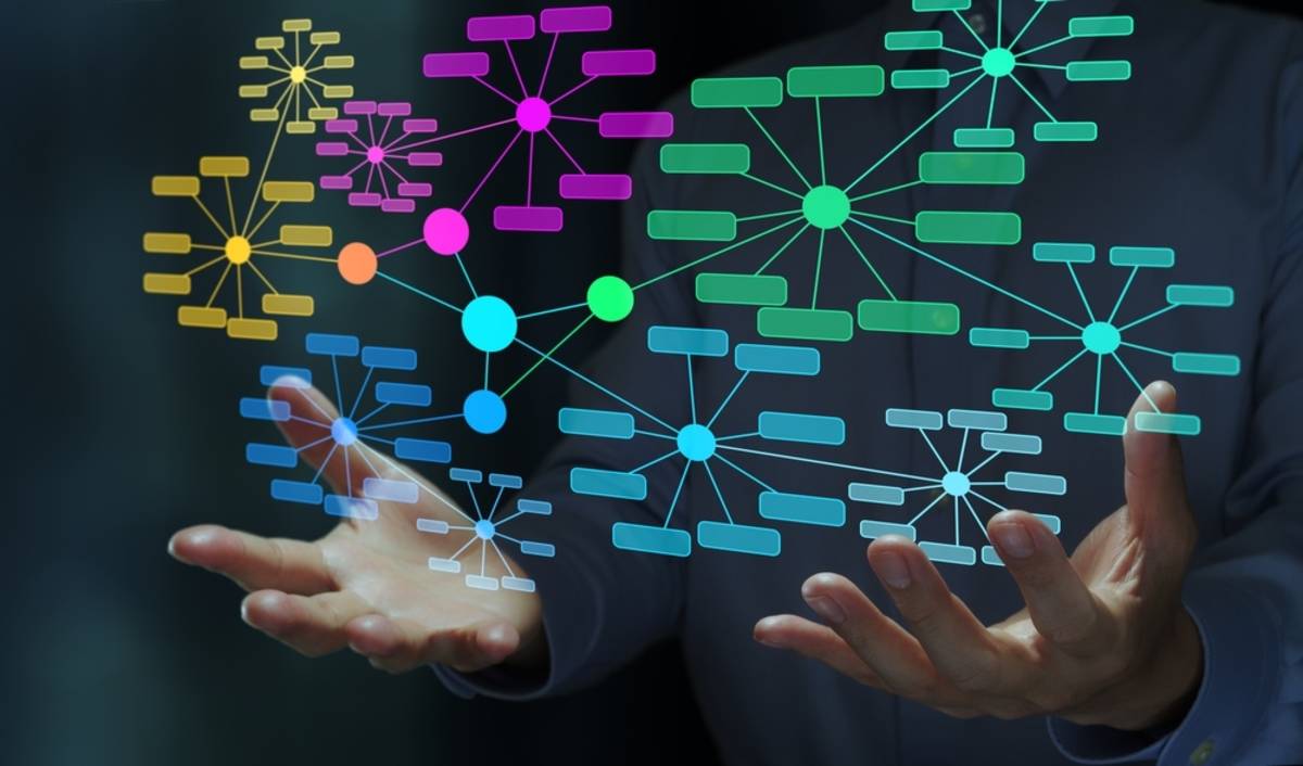 Hände, die ein digitales Netzwerk mit verbundenen Knoten halten | Skylum-Blog

